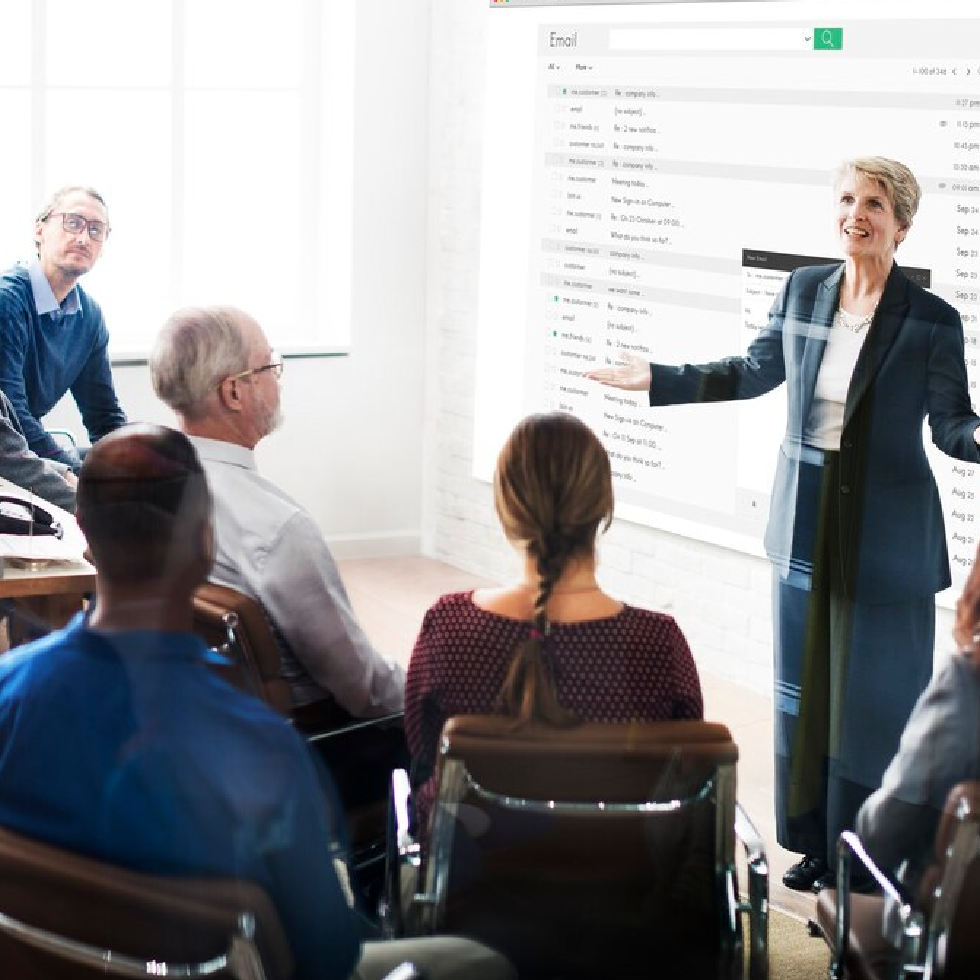 Gambar pembicara lagi biaca ke orang banyak (suasana ruang seminar penuh sesak)