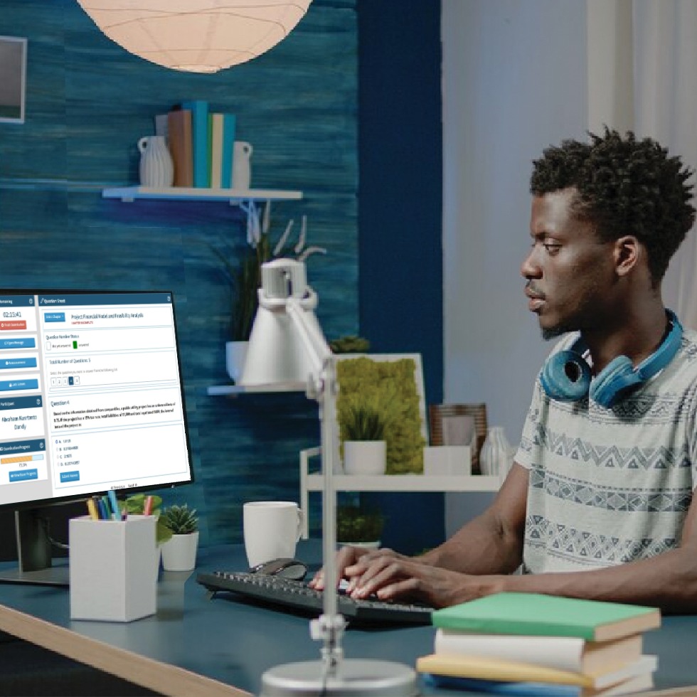 Gambar orang ujian dengan layarnya menampilkan Ourtoga