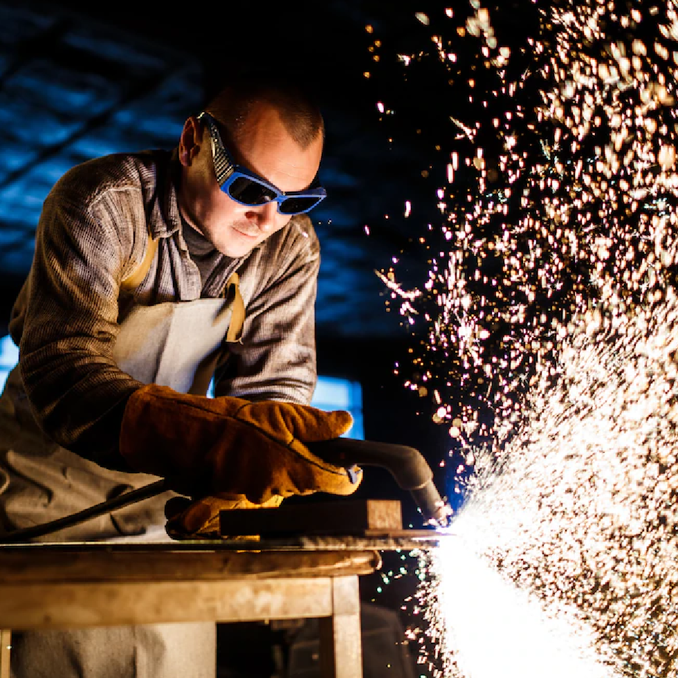 Gambar orang Teknik sedang bekerja (membaut pipa minyak etc)